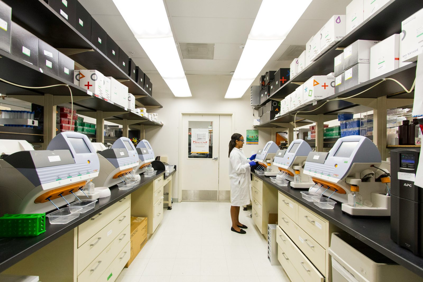 Laboratory environment supported by the dMS LIMS